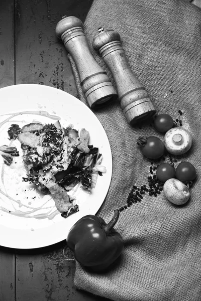 Salade gemaakt van paarse kool, sla en kip op grijs — Stockfoto