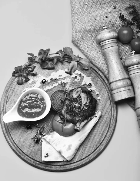 Παραδοσιακή κουζίνα έννοια. Ψητή μπριζόλα με ντομάτα, ψωμί και κρεμμύδι — Φωτογραφία Αρχείου
