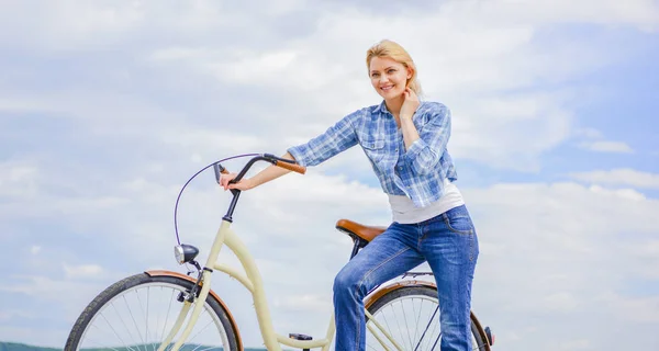 Egészségügyi elónyei kerékpározás. Izomerő és a rugalmasság növelésével lovaglás kerékpár. Kerékpározás előnyeit minden nap. Lány ride cruiser kerékpár. Ok, hogy lovagolni a kerékpár. Nő lovagolni kerékpár ég háttere — Stock Fotó