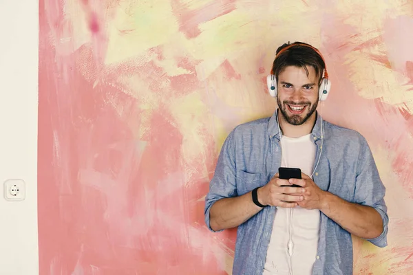 Estilo de vida musical. Alegre adolescente dj escuchar canciones a través de auriculares. — Foto de Stock