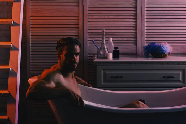 Sex- und Erotikkonzept: Macho sitzt nackt in Badewanne — Stockfoto