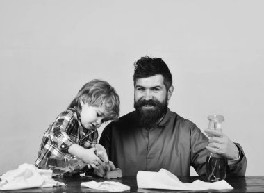 Adam gülümseme ve gri arka plan üzerinde şirin çocuk.