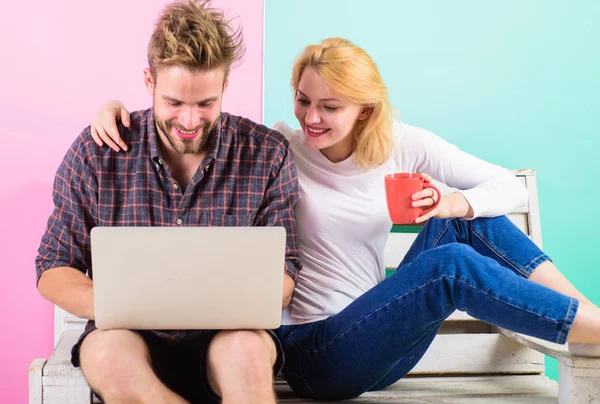 Familj fritid. Moderna ungdomars fritid internetsurf. Spendera stor tid tillsammans. Par trevliga tillbringar fritid med laptop surfing web. Par i kärlek avkopplande surfa internet för kul — Stockfoto