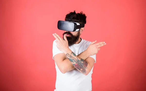 Schießbude vr. Mann bärtiger Hipster mit Virtual-Reality-Headset auf rotem Hintergrund. Mann Hand Geste als Waffe spielen Shooter-Spiel in vr Brille. Ego-Shooter zeigt, wie süchtig machen kann — Stockfoto