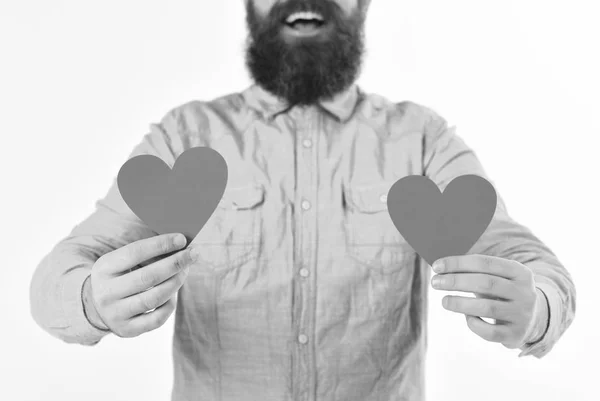 Homme romantique barbu à longue barbe tenant des coeurs en papier rouge — Photo