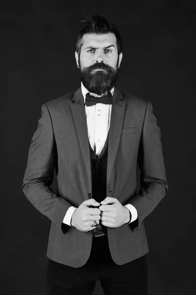 Homem de terno clássico e laço com barba — Fotografia de Stock