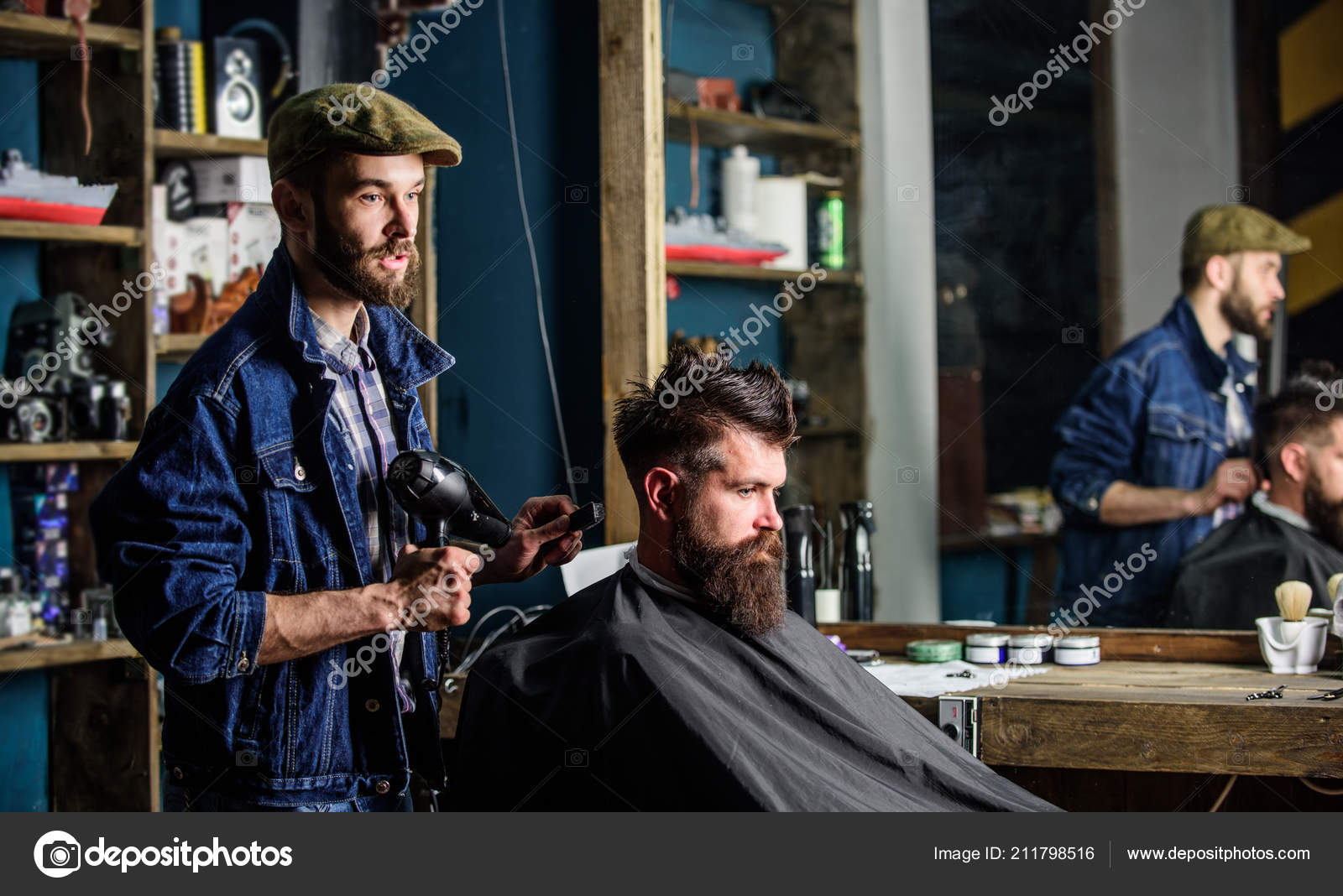 Homme Barbu Se Soigné Au Salon De Coiffure Avec Sèche