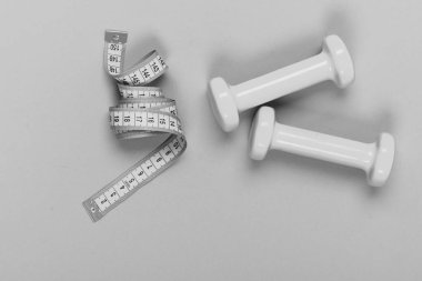 Barbell yanında mezura rulo. Şekillendirme ve fitness