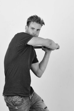 Koyu mavi tişörtlü adam parlak yeşil yarasa tutuyor.