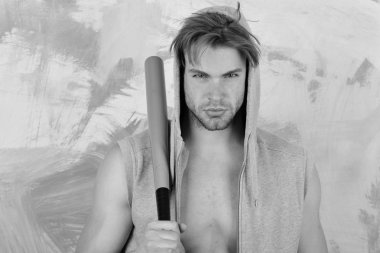 Renkli arka planda yarı çıplak bir adam..