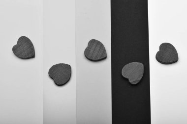 Aşk ve ilişki kavramı: kalp şeklinde ahşap parçaları 