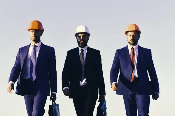 Raad van architecten dragen pakken, stropdassen en hoeden — Stockfoto