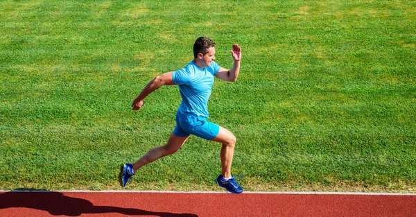 Desafio de corrida para iniciantes. Atleta executar pista de fundo grama. Treinamento de velocistas na pista do estádio. Corredor capturado no ar. Desafio de corrida de curta distância. Aumenta a velocidade. Correr em forma — Fotografia de Stock