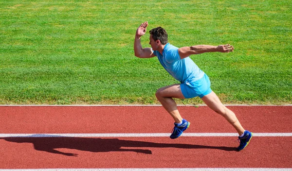 Impulso a moverse. Vida sin parar. Atleta ejecutar estadio verde hierba fondo. Corredor forma deportiva en movimiento. Estilo de vida deportivo y concepto de salud. Hombre atleta carrera para lograr un gran resultado — Foto de Stock