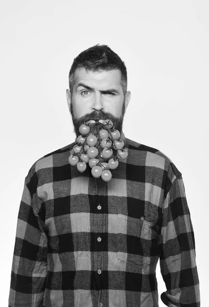 Mann hält Tomatenbeeren als Bart isoliert auf weißem Hintergrund — Stockfoto