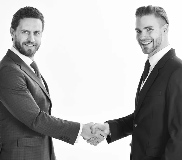 Männer in Anzügen oder Geschäftsleute halten Händchen beim Händedruck. — Stockfoto