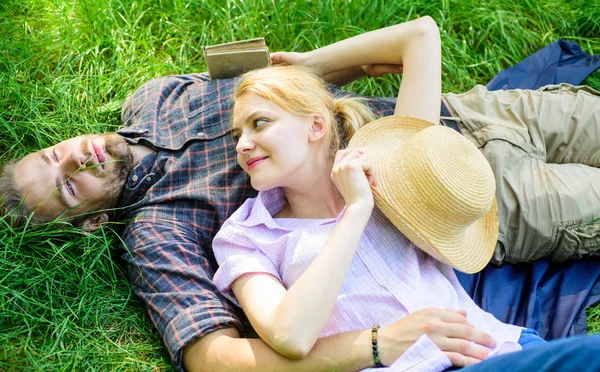 Guy e menina sonhador relaxado desfrutar de tranquilidade natureza. Casal apaixonado relaxando ao ar livre. Homem unshaven e menina relaxar no prado grama. Tire um minuto para relaxar. A natureza enche-os de tranquilidade e paz — Fotografia de Stock