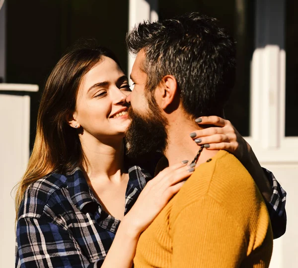 Chica y chico barbudo o amantes felices en una cita —  Fotos de Stock