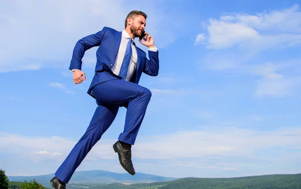 Gehen Sie weiter in Richtung Ihres Ziels. Geschäftsmann formalen Anzug springen, während rufen Smartphone Himmel Hintergrund. Unternehmer in Bewegung Erfolgsausdruck. Geschäftsmann, der Geschäftsprobleme am Telefon löst. Nie aufhören — Stockfoto