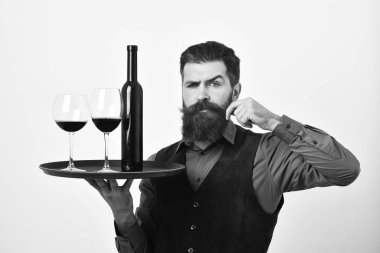 Sakallı adam alkol beyaz arka plan üzerinde tutarak bıyık bukleler. Hizmet ve restoran kavramı. Barmen emin yüz