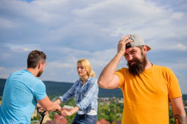 Hayatında hiç romantik. Adam hipster yalnız çift arkasından geliyor. O başka bir adamla çıkıyor. Hipster pişman gözümün önünde çift aşık. Dostum pişmanlık dışarı onun çıkıp bunu istemedim