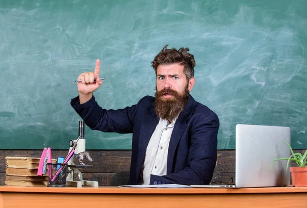 Öğretmen sakallı adam ilginç hikaye anlatayım. Öğretmen muhatap en iyi arkadaş olarak ilginç. Öğretmen karizmatik hipster tablo sınıf kara tahta arka plan otur. Eğitim hikayeler anlatmaya