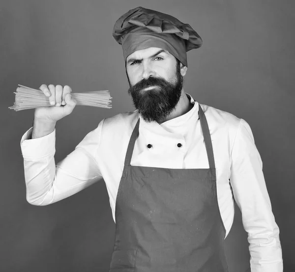 Chef avec des spaghettis. Homme ou hipster à barbe — Photo