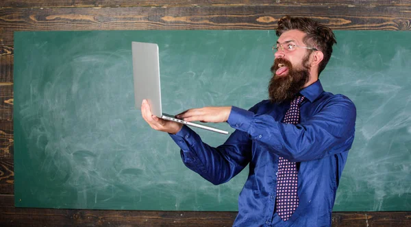 Yenilikçi öğretmen gözlük dizüstü geçti mesafe bilgi onay tutun. Online sınavı. Öğretmen mutlu bir adam geçti test online kara tahta arka plan ile modern dizüstü sakallı. Başarılı sınav