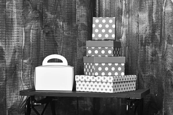 Sac à main blanc dames et jolies boîtes cadeaux doux sur plateau noir sur fond en bois, espace de copie . — Photo