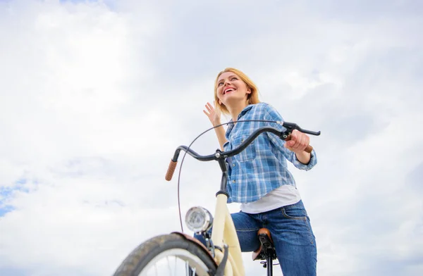 Legfrissebb hírek a rekreációs és szabadidős kerékpárosok. Lány lovagol a kerékpár ég háttere. Lady kerékpáros cruiser kerékpár. Lány töltenek szabadidős lovaglás kerékpár. Érzelmi nő élvezni kerékpározás & mountainbike — Stock Fotó