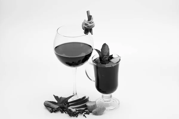 Copo de vinho tinto sobre fundo branco. Home bar e conceito de degustação de vinhos. Palitos de canela, folhas de hortelã — Fotografia de Stock