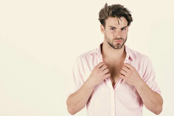 Macho slaccia il bottone. Ragazzo con setole in camicia rosa e capelli disordinati . — Foto Stock