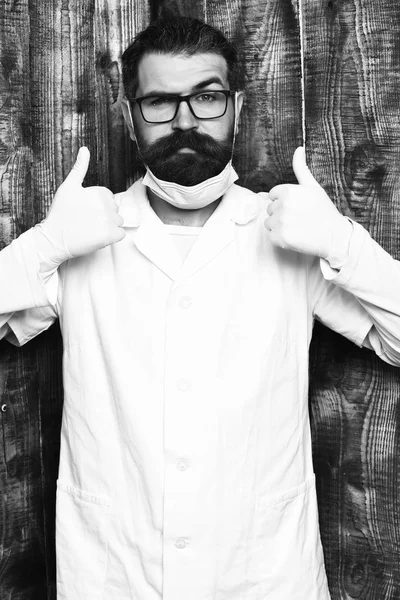 Kaba sakallı Kafkas doktor ya da eldivenli lisansüstü öğrencisi