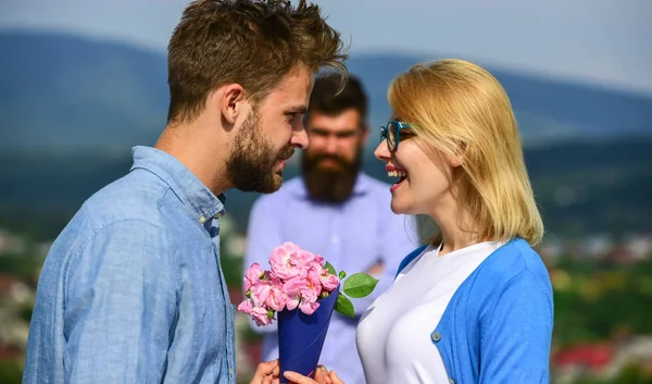 Açık toplantı aşık romantik ilişkiler flört. Karşılıksız aşk kavramı. Kıskanç koca bekledikten arka plan üzerinde izlerken sırasında dating aşık çift. Çift romantik tarih sevgilisi mevcut buket çiçekler