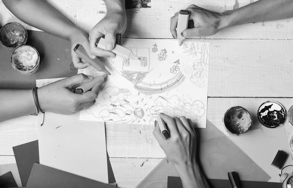 Sanat ve fikir kavramı. İşaretleri erkek ve kadın elinde beyaz kağıt üzerine çizmek