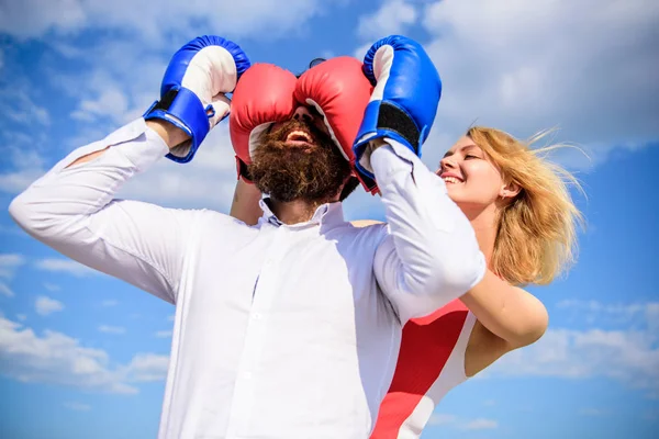 Los trucos hábiles juegan relaciones. Juega y diviértete. Trucos que toda mujer necesita saber. Chica sonriente cubre la cara masculina guantes de boxeo. Rompe las reglas del éxito. Una mujer complicada. Relaciones juego o lucha —  Fotos de Stock