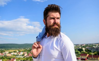 Adam ulaştı ama sinirli hissediyorum. Motivasyon ve emelleri kavramı. Hipster sakal bıyık görünüyor şaşkın sinirli. Hayal kırıklığı hissi. Sakallı hippi biçimsel tarzı bir görünüm geri gökyüzü arka plan adamım