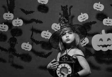 Cadılar Bayramı partisi ve süsleme kavramı. Küçük cadı giyen siyah şapka. Kızla ilgili yüz