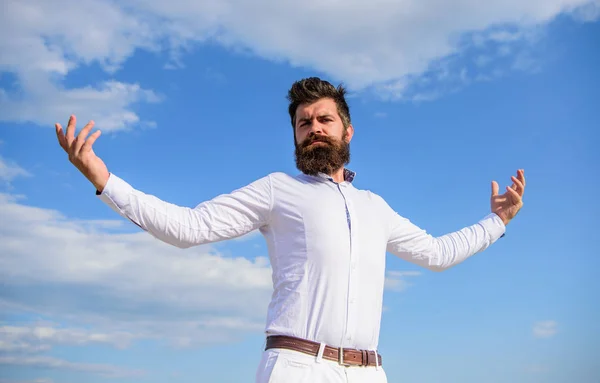 Way to understand narcissistic male. Self proud and narcissistic. Hipster bearded looks attractive. Guy enjoy top achievement. Man bearded feels proud himself sky background. Superiority and power — Stock Photo, Image