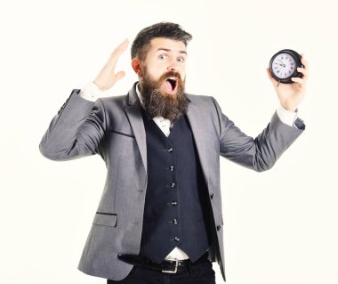 Sakallı adam saat ve çığlıklar tutar. Saat, çok meşgul, zaman, zamansız eksikliği, acele, hiçbir zaman iş, stres kavramı. Uzun sakallı ve korkmuş yüz olgun adamla. İşadamı zaman eksikliği vardır