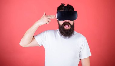 İntihar oyunu vurdu. Adam kırmızı zemin üzerine sanal gerçeklik kulaklık ile hippi sakallı. Birinci kişi ateş gösterir nasıl bağımlılık Vr olabilir. Adam el hareketi olarak silah oyun shooter oyun Vr gözlük