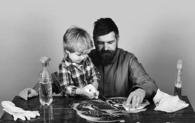 Babalık kavramı. Baba ve oğul sahne temizlik yakınındaki masada.