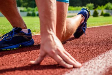 Esneklik eklem aralığı hareketi sınırlamak için streç yeteneğidir. Koşucular için ek kaygı. Sporcu koşu parkuru düşük üzerinde el pozisyonu başlatın. Koşucu yakın gitmeye hazır. Nihai Telafiler