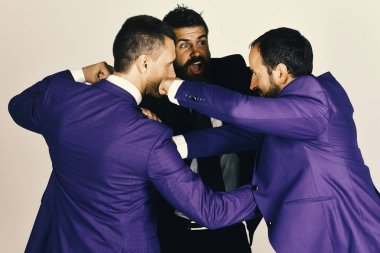 Bağımsız değişken ve iş kavramı. Adam sakal ve anlaşmazlığı için kızgın yüz çalışır.