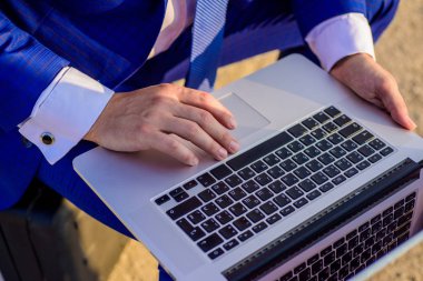 Online bilgi arayın. Arama ayarlarını değiştirin. Online bilgi için arıyorum. Erkek el laptop klavye yazarak. İşadamı araştırma üzerinde çalışıyorum. Modern teknolojiler. Access veri tabanı