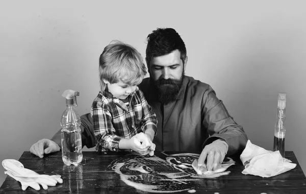 Babalık kavramı. Baba ve oğul sahne temizlik yakınındaki masada.