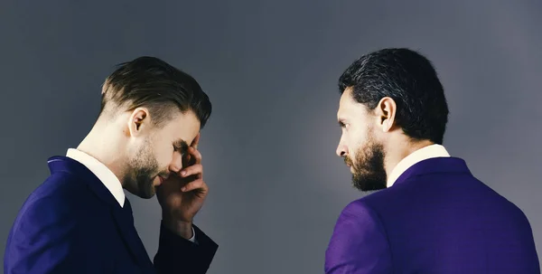 Concepto de negociaciones comerciales. Jefe con cara estricta mira empleado cansado . — Foto de Stock