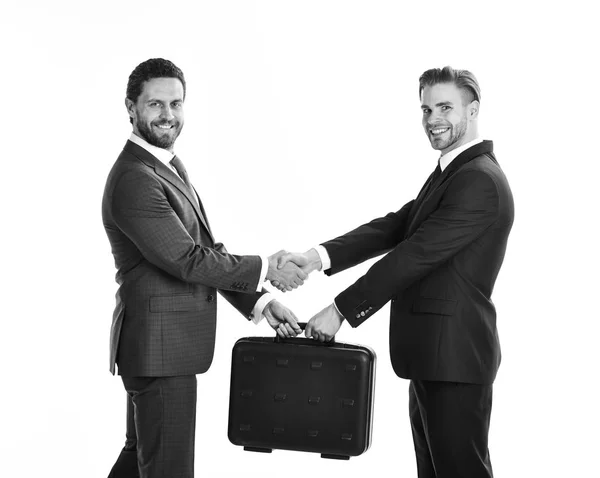 Concetto di successo. Consegna della valigia in mano ai partner su sfondo bianco . — Foto Stock