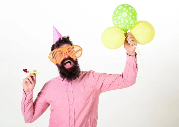 惊喜的概念。脸上留着胡子和胡须的男子, 气球, 白色背景。戴派对喇叭的家伙庆祝。时髦的太阳镜庆祝生日 — 图库照片