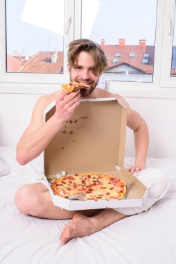 Adam pizza kahvaltı. Adam çıplak pizza kutusu sit yatak yatak odası teklif ona eşlik kaplı. Seksi kurye gastronomik memnuniyeti sağlar. Gastronomik memnuniyeti. Adam sakallı yakışıklı pizza yemek